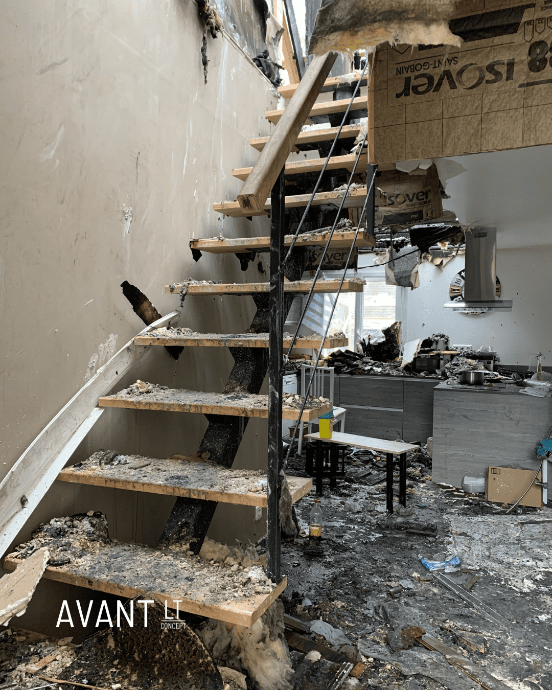 Petit escalier avant